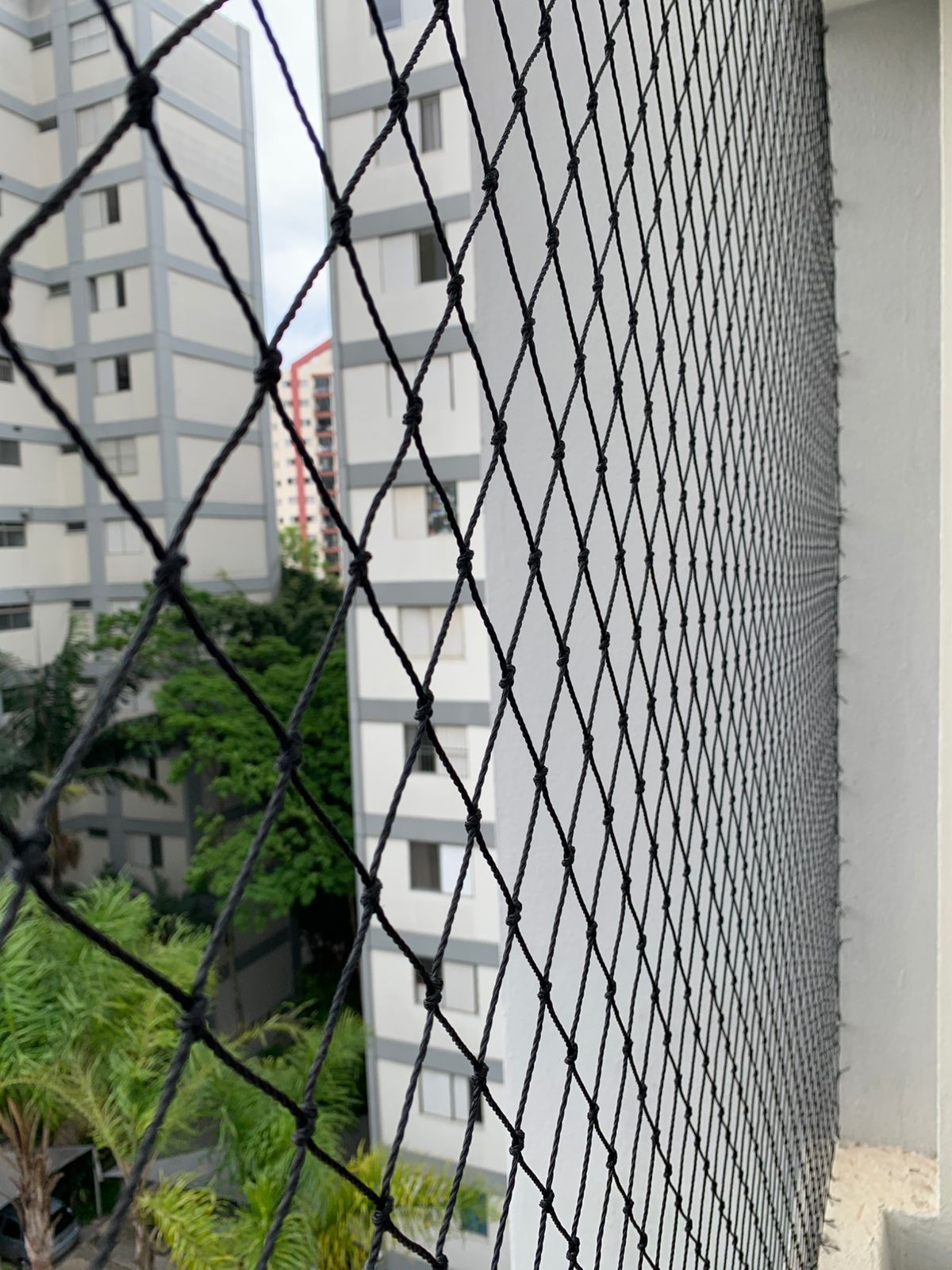 Fachada com janela e rede