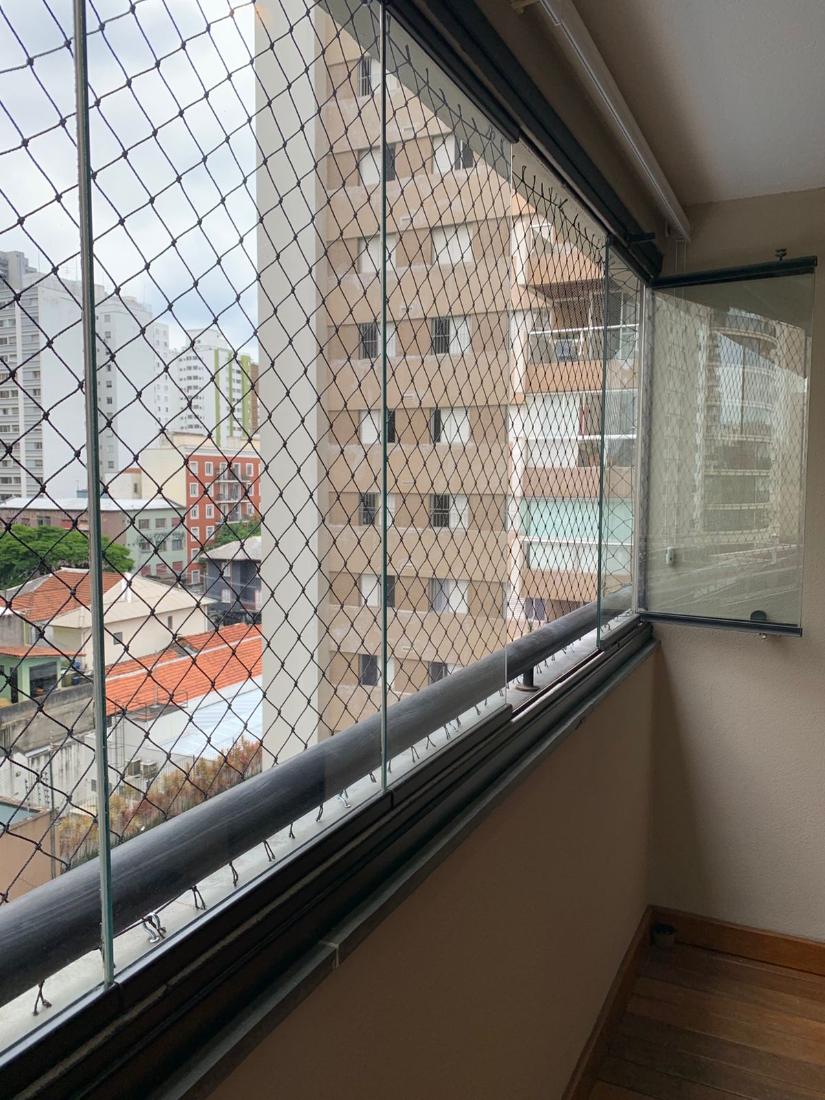 Janela de correr com rede
